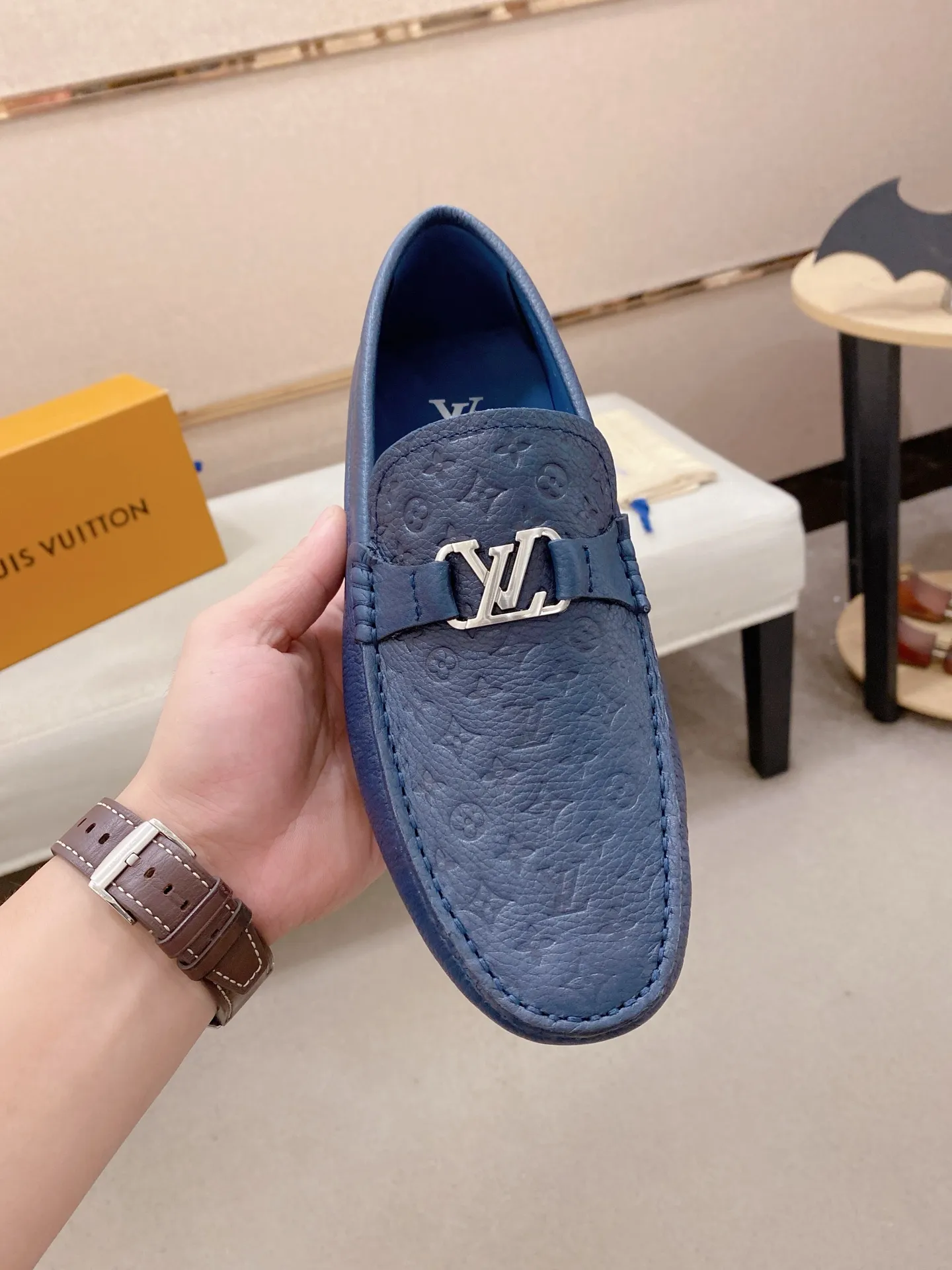 Factory price: 500💰High-end quality! LV 🆕🆕Exclusive hot-selling products in stock🔥🔥New products on the shelves, high-quality Ferragamo men's pea shoes, high-end casual driving shoes, with complete packaging! 💪 💪 Material: imported pebbled first-layer cowhide 🐂 + imported high-quality buffalo leather lining + wear-resistant outsole 👍🏻👍🏻 Features: high-end and comfortable, purely handmade 🚀 🚀 Create the perfect shoe that suits you best 🔥 🔥 Size: (38-44) 45 standard size can be customized!